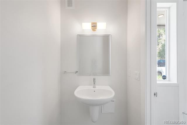 Foto del edificio - 2420 Eliot St