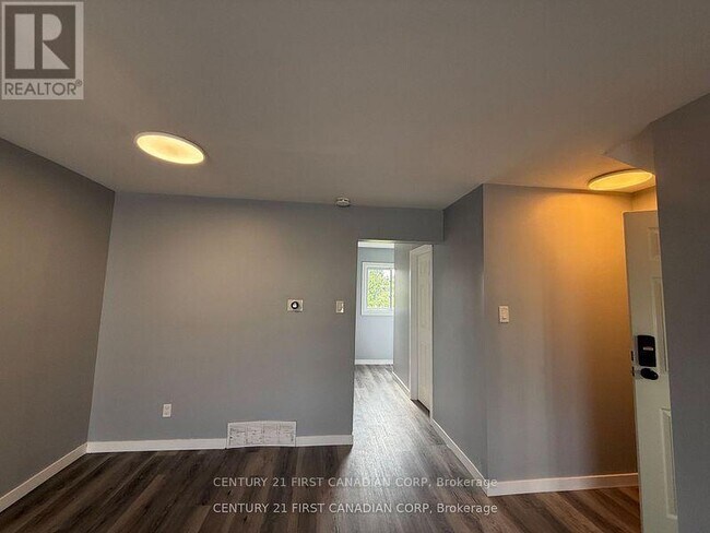 Photo du bâtiment - 24- UPPER - 577 THIRD STREET