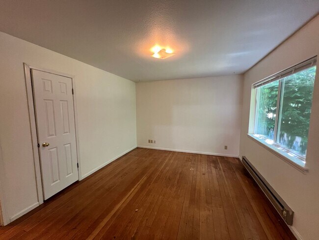 Building Photo - 2 Bedroom/ 1 Bath Unit in Mapleton, OR- Av...