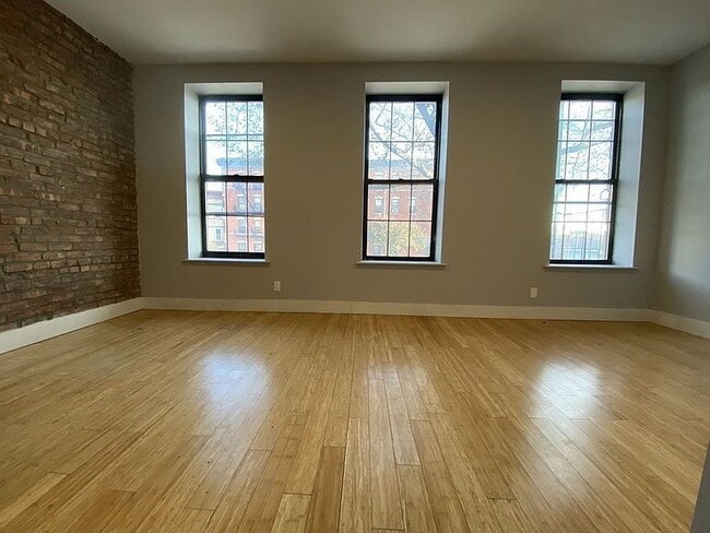 Foto del edificio - "Charming 3-Bedroom Brooklyn Retreat with ...