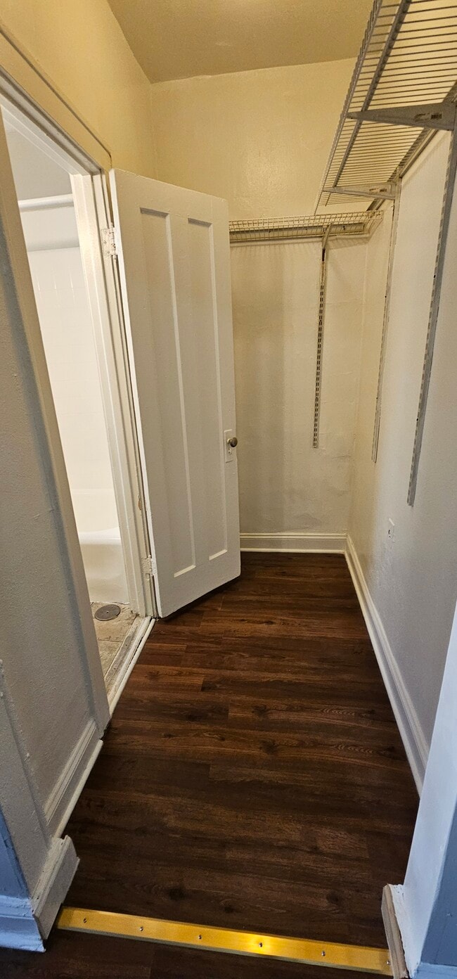 Building Photo - 656 W Sheridan Rd