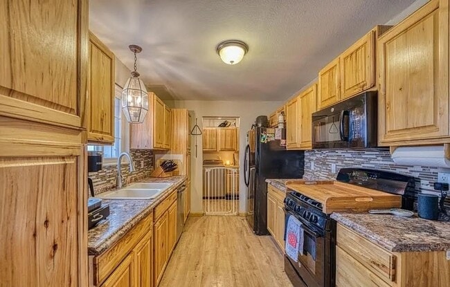 Building Photo - Charming 3 bedroom House in Penrose