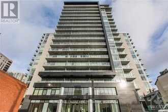 Building Photo - 255-255 Bay St