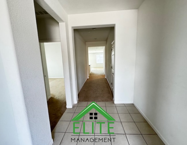 Building Photo - **UNIQUE 3 BEDROOM, 3 FULL BATHROOMS HOUSE...