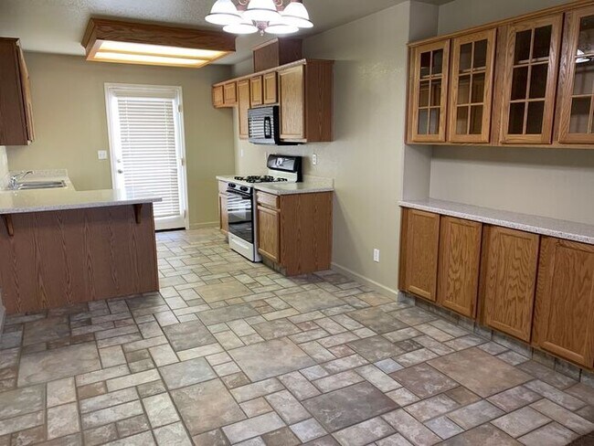 Building Photo - Middle unit available on Academy!