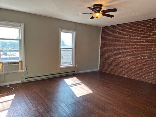 Building Photo - 142 S Hanover St
