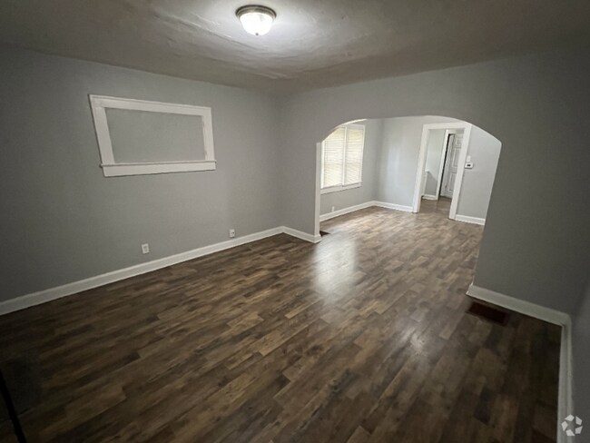 Building Photo - 451 W 28th St