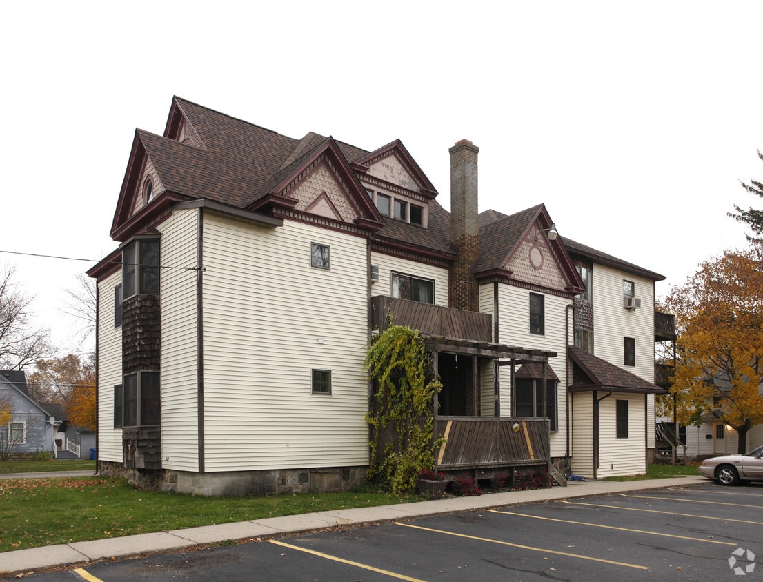 510 Pleasant St, Charlotte, MI 48813 Apartments in Charlotte, MI