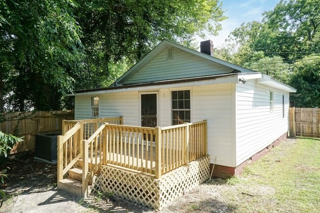 Building Photo - Two Bedroom Home!