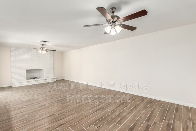 Building Photo - 2427 E La Jolla Dr