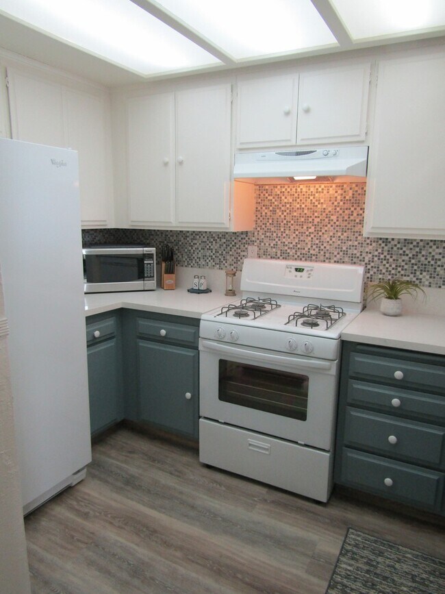 Building Photo - Updated Fully Furnished Condo in Premium L...