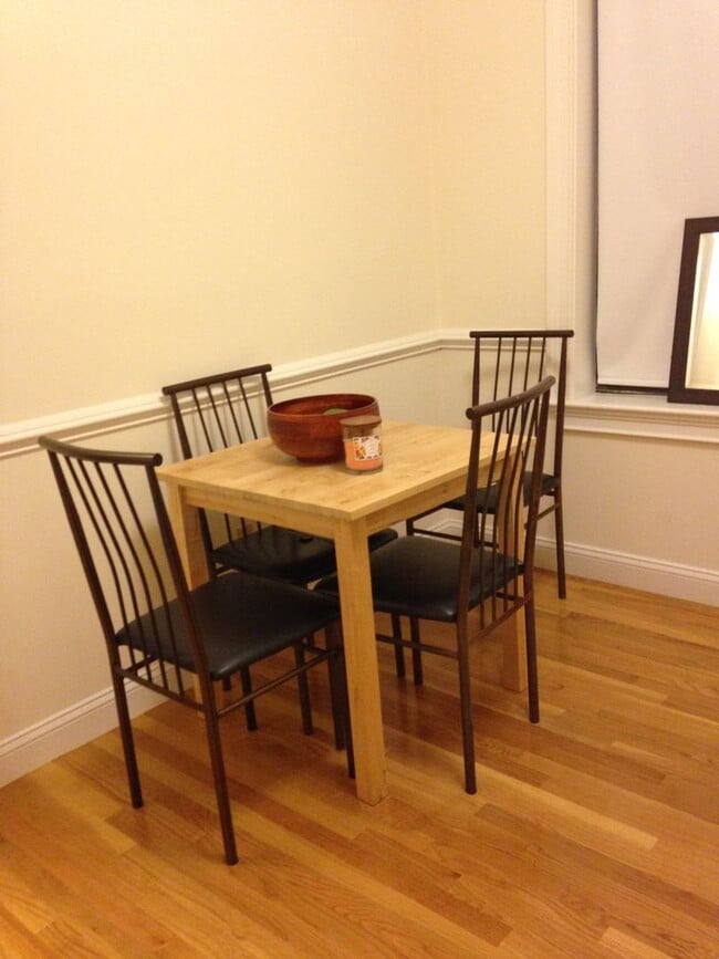 Building Photo - Beautifully renovated 1 bed steps from the...