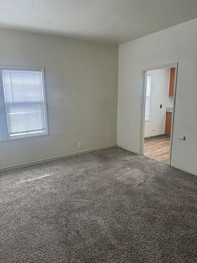 Building Photo - Great 1 Bedroom 1 Bath