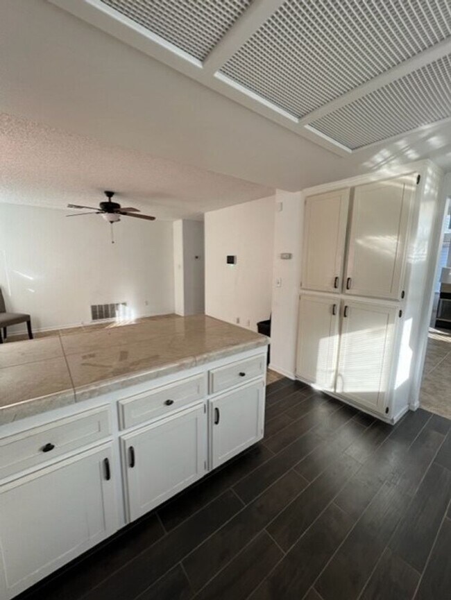 Building Photo - Beautiful 3 Bed/2.5 Bath Home off Old Rive...