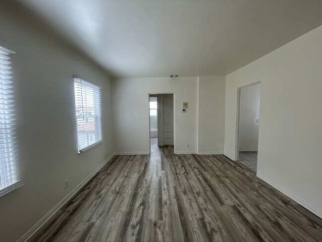 Building Photo - Bright & Spacious Unit in the Heart of Bur...
