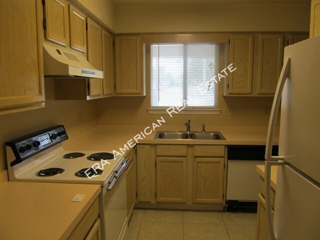 Building Photo - 2 bedroom townhome with fenced back yard!