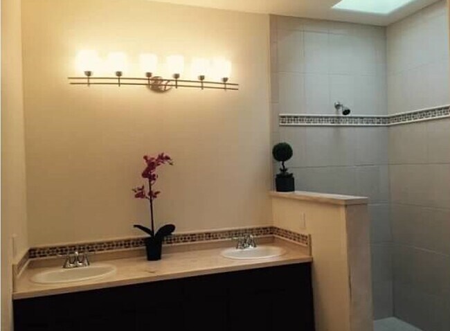 Foto del edificio - 2238 Gunn Rd