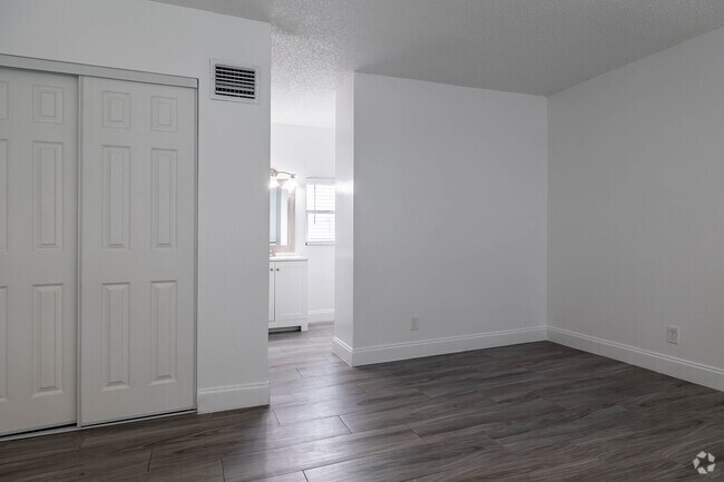 1 habitación, 1,5 baños - 820 pies cuadrados - The Palms At Forest Hills - 2930 Forest Hills Blvd.