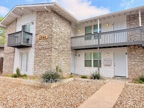 Building Photo - 2504 Manor Cir