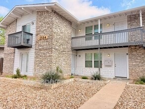 Building Photo - 2504 Manor Cir