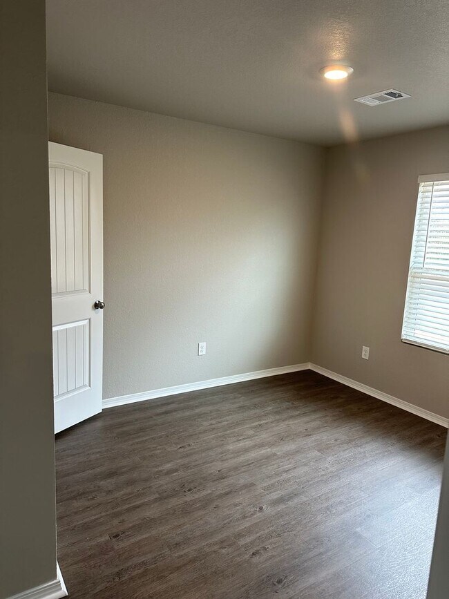 Building Photo - *LIMITED TIME OFFER* NEWER Four Bedroom | ...