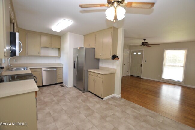 Building Photo - 202 Shamrock Dr