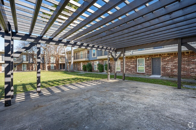 Building Photo - Whispering Palms Apts