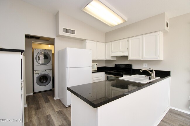 Building Photo - 808 W Malibu Dr