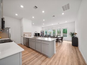 Building Photo - 674 Royal Arch Dr