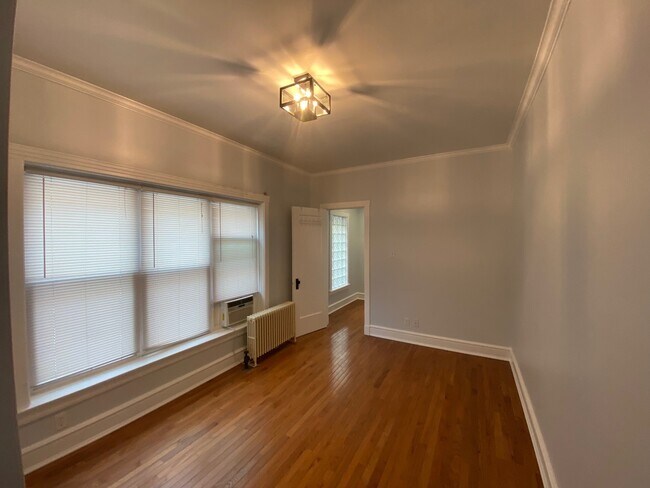 Building Photo - 1048 W Bryn Mawr Ave