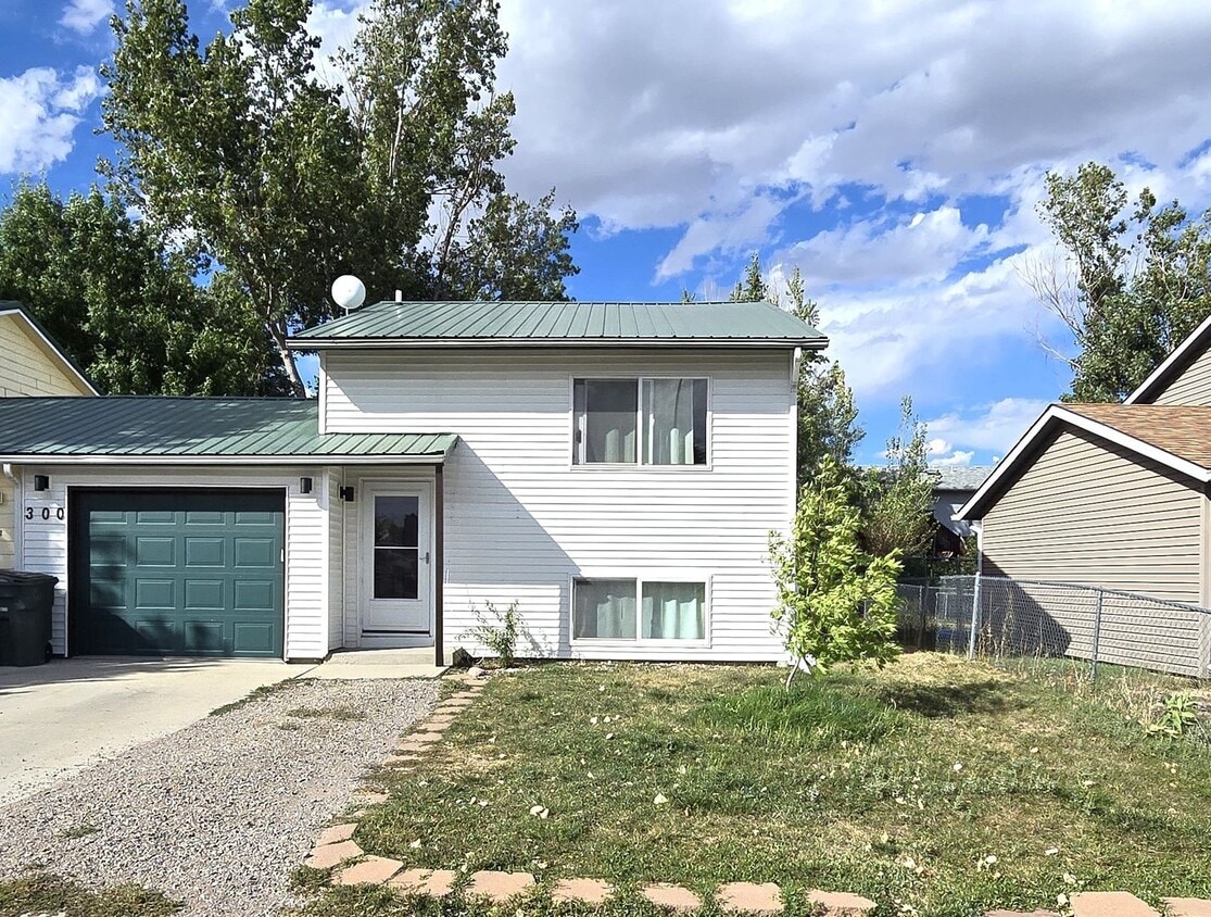 Primary Photo - 2 Bedroom, 1.5 Bathroom, 1 Car Garage For ...