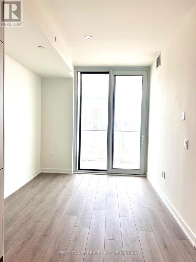 Photo du bâtiment - 1 Fairview Rd E