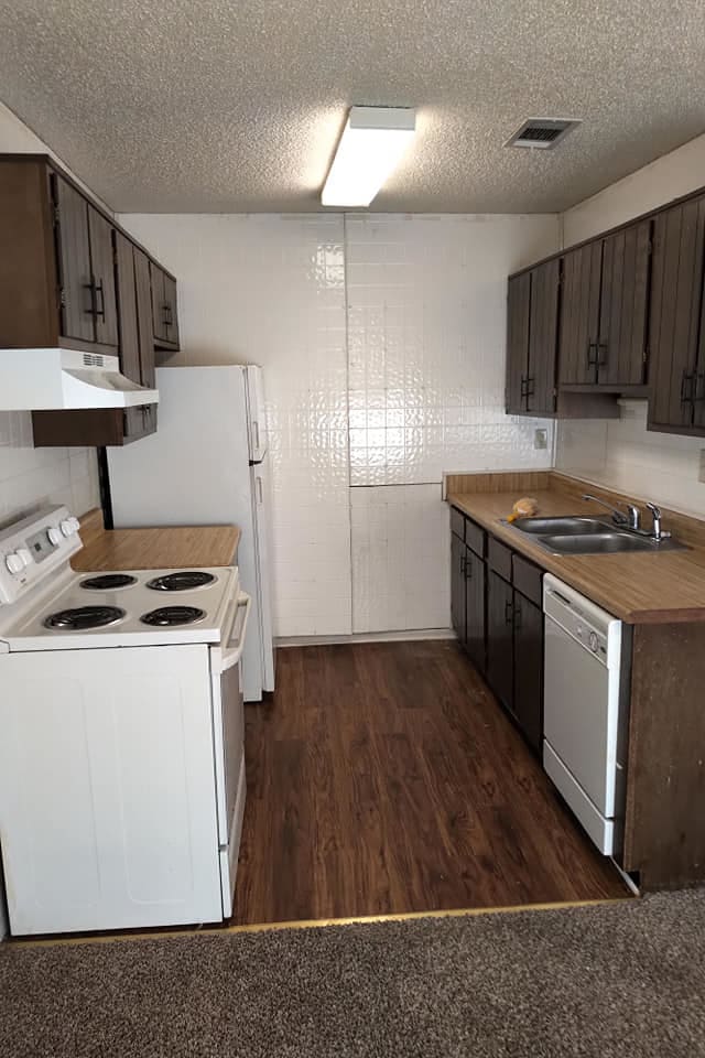 Kitchen - 1523 E Beverly Dr
