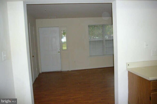 Foto del edificio - 8018 Harbor Tree Way