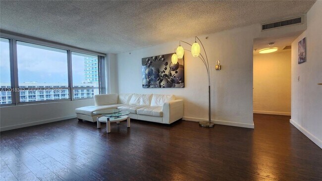 Foto del edificio - 1500 Bay Rd