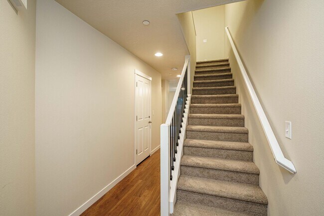 Building Photo - 3 Bedroom 2.5 Bath Close - Convenient Loca...