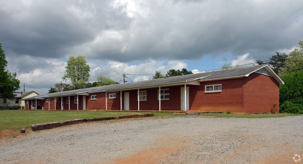 1044 Robinwood Rd, Newton, NC 28658 Apartments in Newton, NC