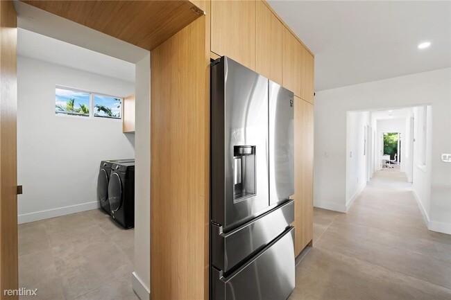 Building Photo - 3 br, 2.5 bath House - 1718 N Victoria Par...
