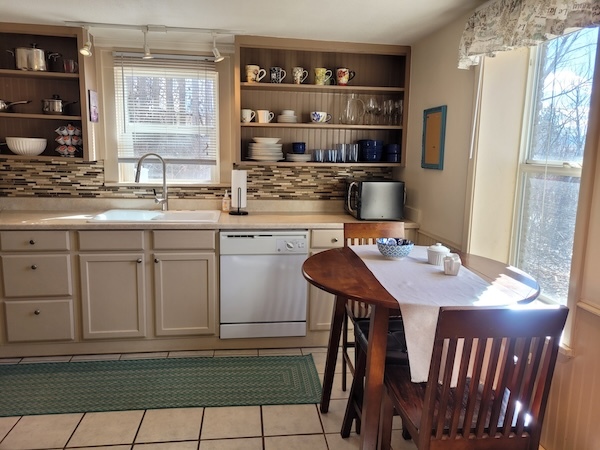 bright and sunny kitchen - 219 Lewis St