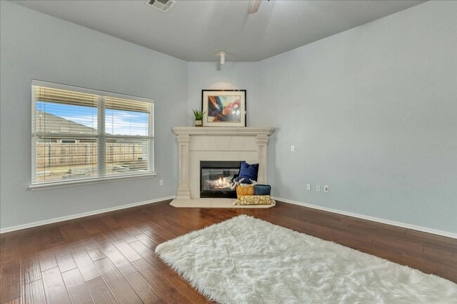 Building Photo - Lawn Care Included! 3 bed, 2 bath, 2 car