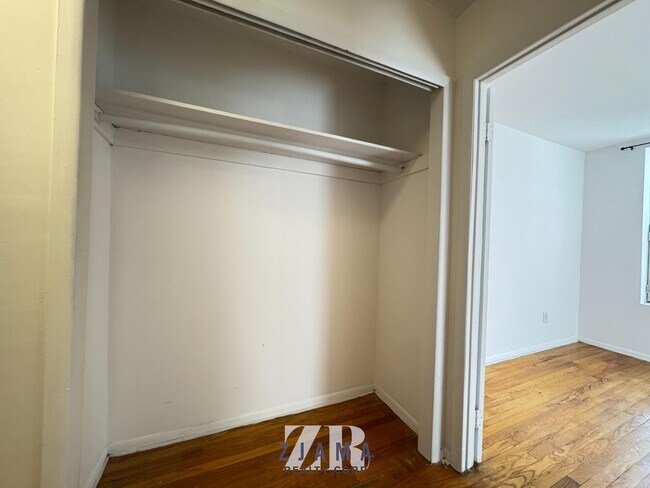Foto del edificio - 392 E 4th St