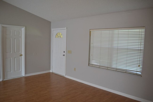 Building Photo - Lovely 3 Bedroom 2 Bath Deltona Lakes Home