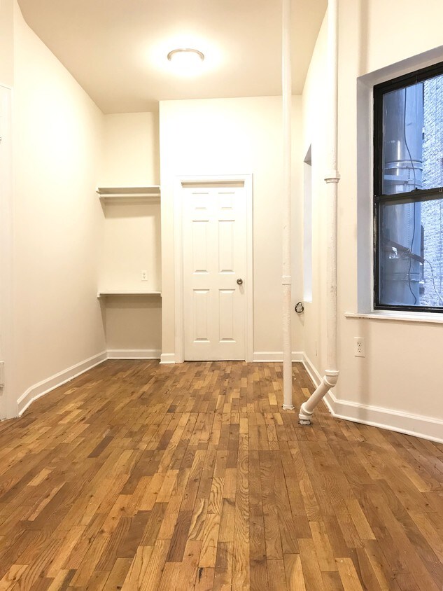 Foto principal - 537 W 49th St