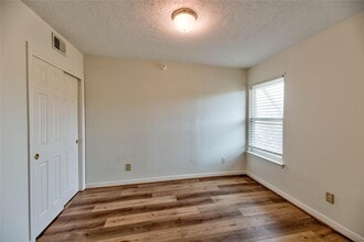 Building Photo - 445 Carolcrest Ln