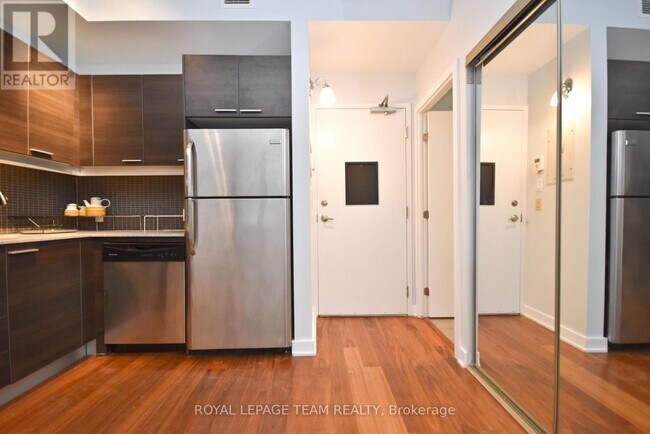 Photo du bâtiment - 354-354 Gladstone Ave