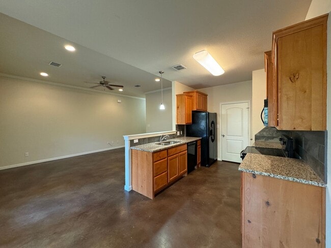 Building Photo - Duplex *LEASING SPECIAL AVAILABLE*
