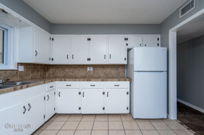 Building Photo - 6 MONTH LEASE AVAILABLE! SPACIOUS 3 bedroo...