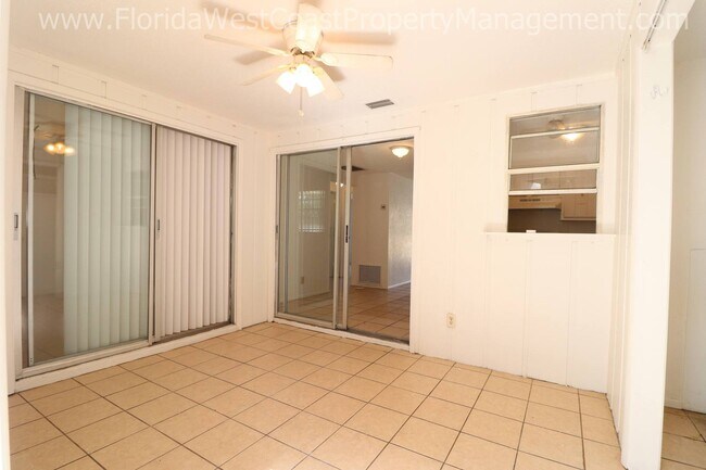 Foto del edificio - CUTE 2 BEDROOM/ 1 BATH DUPLEX! FENCED YARD...