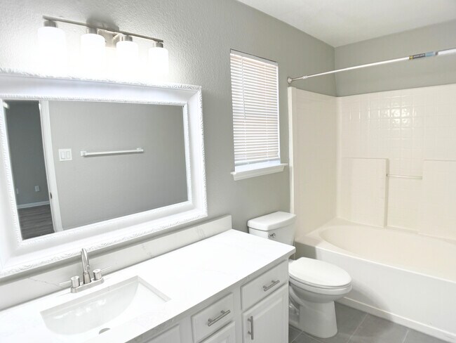 Building Photo - 3913 Periwinkle Dr