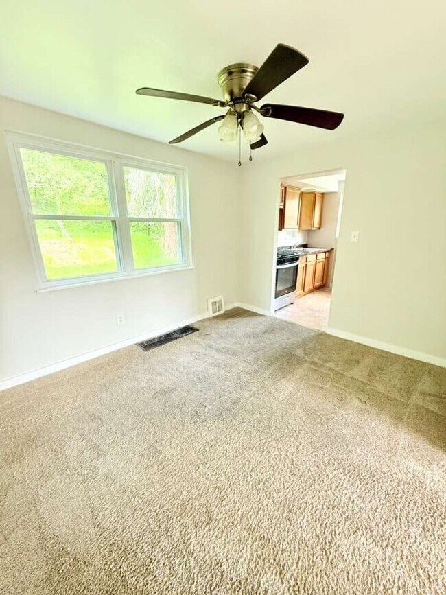 Foto del edificio - Spacious and beautifully updated 3-bedroom, 2-bath